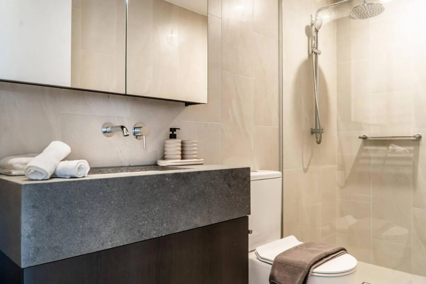 New! Coastal Elegance At Palm Beach Gold Coast Apartment