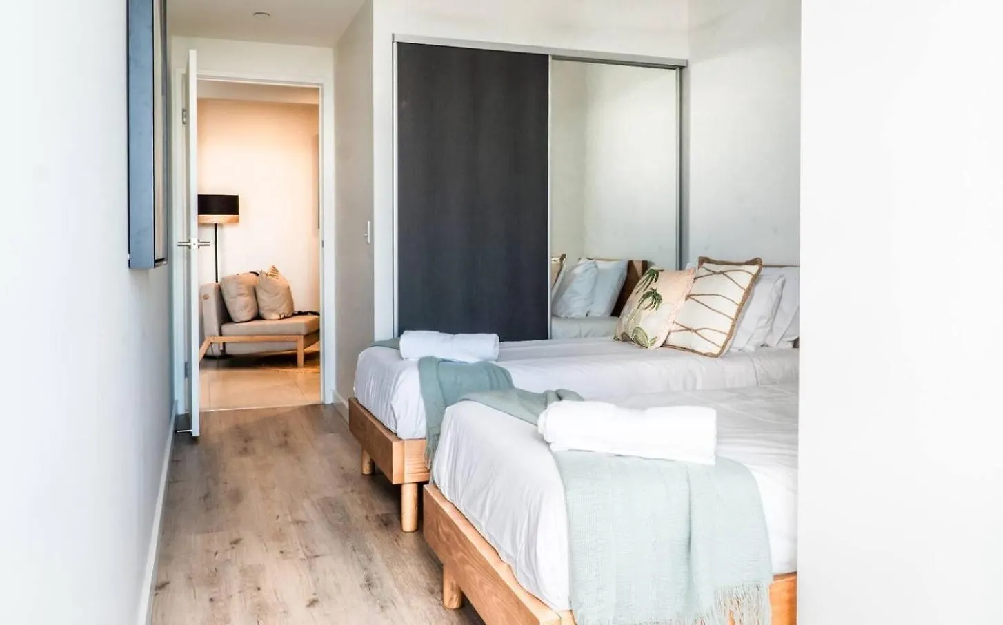 New! Coastal Elegance At Palm Beach Gold Coast Apartment