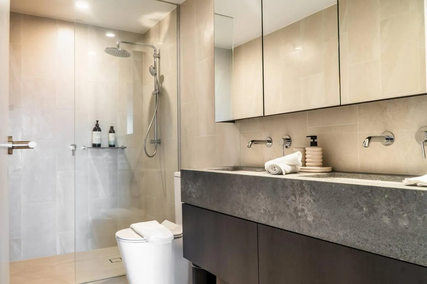 Apartment New! Coastal Elegance At Palm Beach Gold Coast Australia