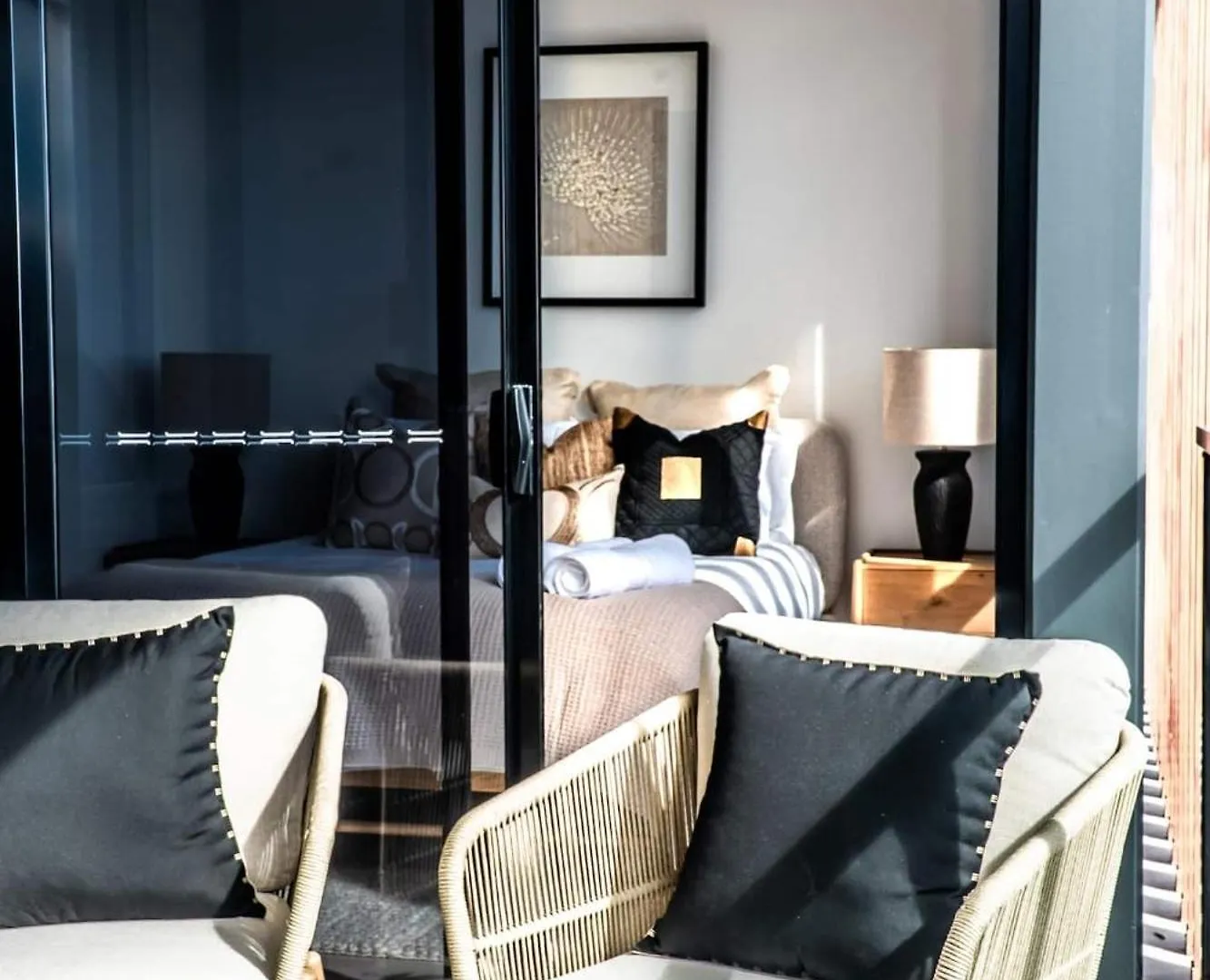 New! Coastal Elegance At Palm Beach Gold Coast Apartment