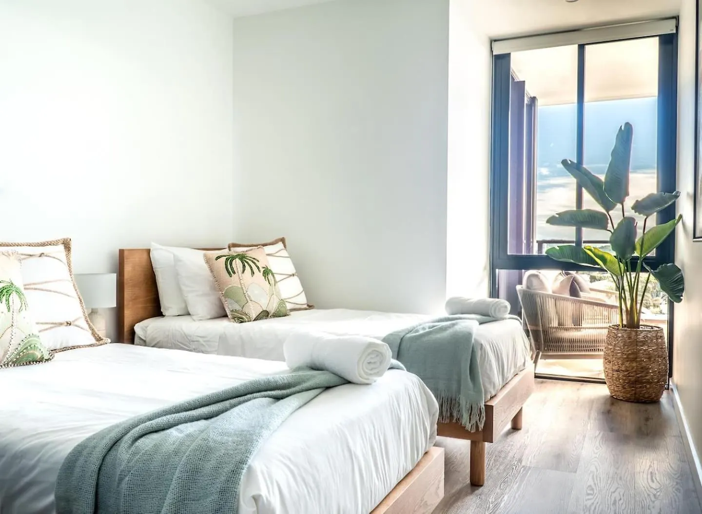 New! Coastal Elegance At Palm Beach Gold Coast Apartment